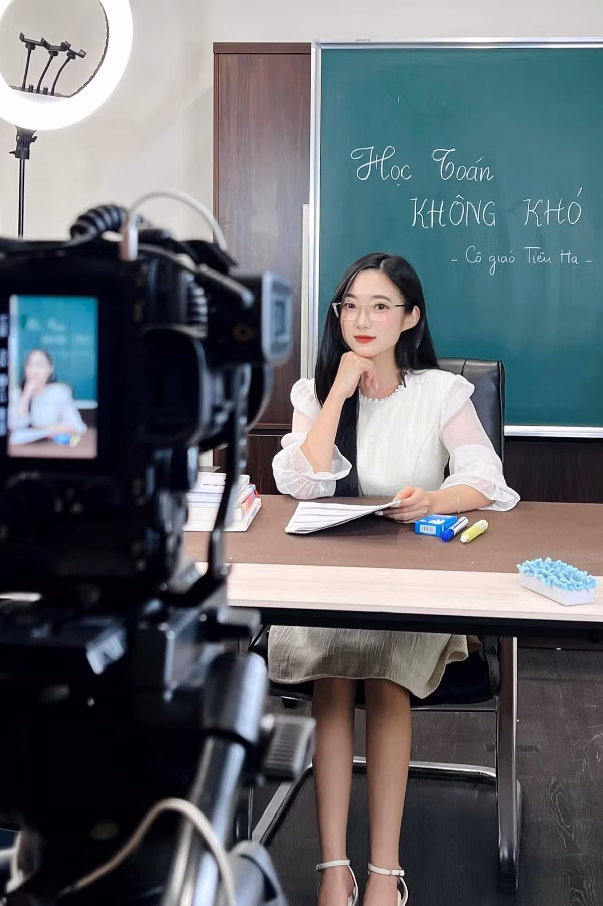 Tiêu Hạ nổi tiếng trên mạng xã hội nhờ những bộ hình nàng thơ với vẻ đẹp trong trẻo, cô được dân mạng gọi với biệt danh "nàng thơ Hà Nội", "nữ thần thanh xuân",...