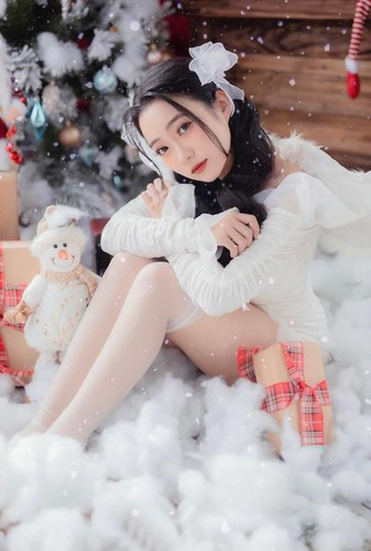 Những trang phục mà cô chưng diện trong bộ ảnh nàng thơ đều là mẫu váy nhẹ nhàng, chất liệu vải voan, xuyên thấu bay bổng nhằm làm toát lên vẻ quyến rũ của cơ thể một cách không có chủ đích.