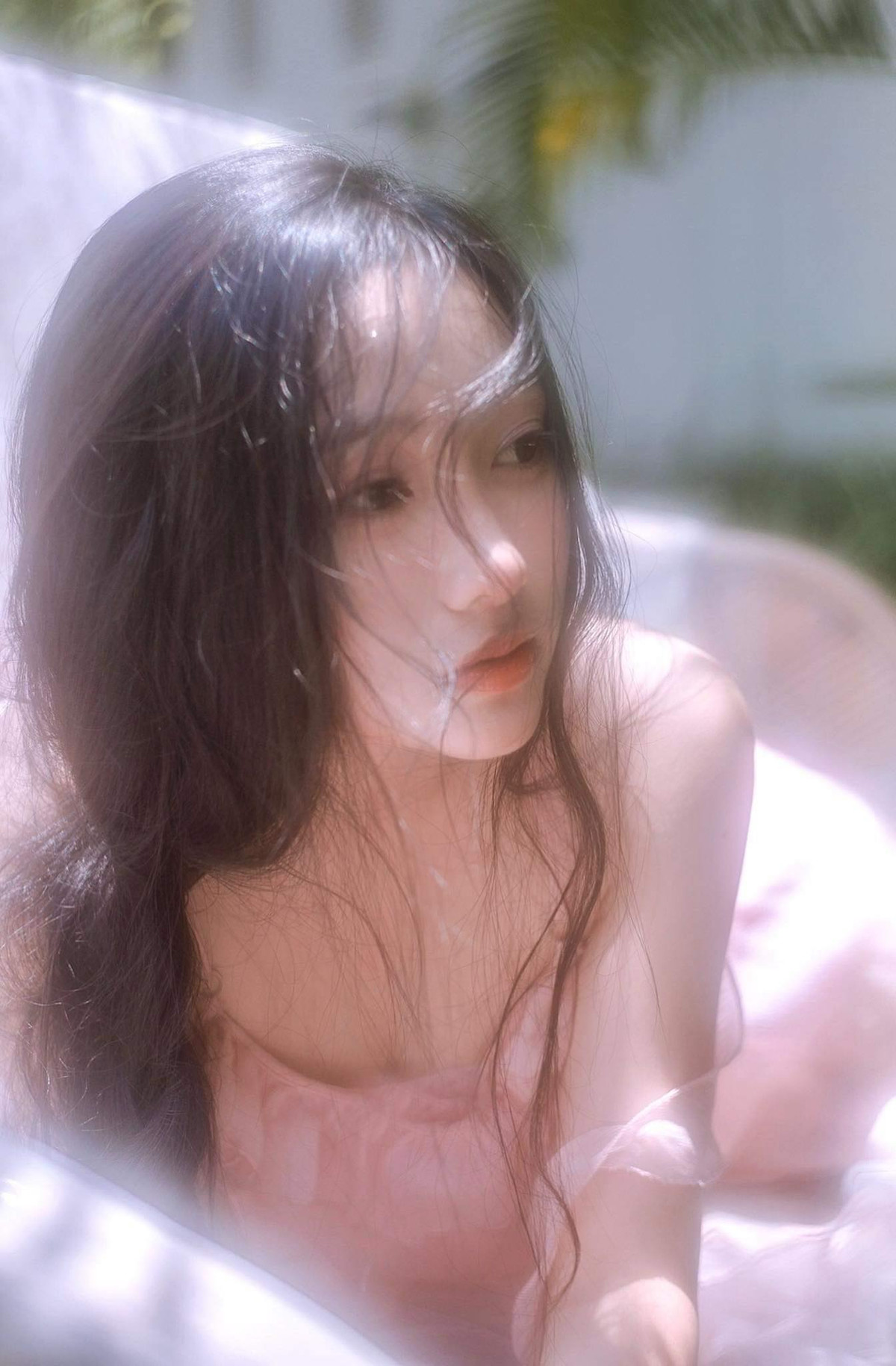 "Bản thân mình luôn muốn hướng đến hình ảnh của một cô giáo đa phong cách nhưng vẫn giữ được nét thanh lịch, nữ tính nên mình ưu tiên về sự tối giản, tinh tế và trẻ trung. Nhất là khi giảng dạy trên nền tảng trực tuyến thì mình thường mặc trang phục công sở, tao nhã để vừa phù hợp với bản thân mà lại vẫn đem đến cảm giác thân thiện cho học sinh...