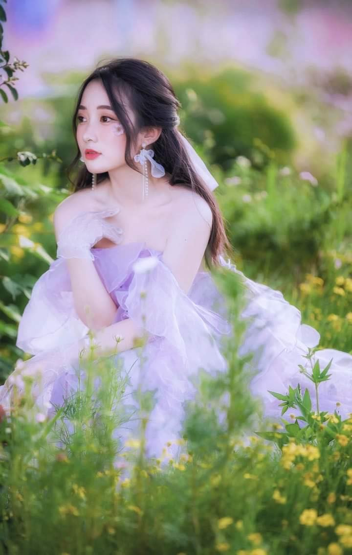 Cô giáo hot girl Tiêu Hạ cho biết: "Được gán cho những biệt danh như vậy đúng là lời khen "có cánh" dành cho mình. Thời điểm mọi người biết đến mình nhiều nhất là qua những bộ hình mơ mộng theo phong cách nàng thơ. Theo như con mắt của đa số người theo dõi mình thì mình rất hợp với phong cách đó nên cứ nhắc đến cô giáo Tiêu Hạ là mọi người hay đùa vui là "nàng thơ Hà Nội", mình thật sự rất vui vì đã để lại dấu ấn riêng trong mắt người hâm mộ".