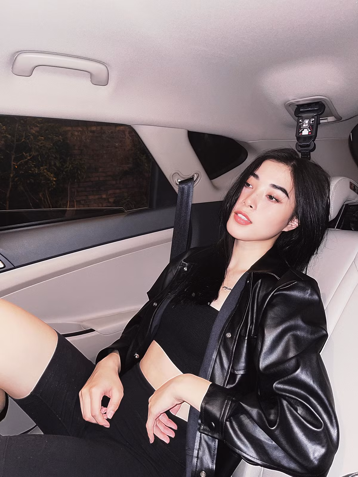 Đặng Thu Huyền sinh năm 2002, quê ở Thường Tín, Hà Nội. Người đẹp theo nghiệp bóng chuyền từ năm 11 tuổi nhờ định hướng của ông ngoại.