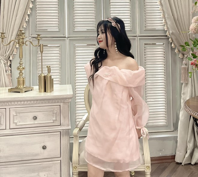 Mua Thị Dua bị chỉ trích khi ăn mặc quá gợi cảm so với lứa tuổi, thường xuyên quay những video nhảy nhót không phù hợp.