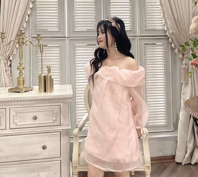 Mua Thị Dua bị chỉ trích khi ăn mặc quá gợi cảm so với lứa tuổi, thường xuyên quay những video nhảy nhót không phù hợp.