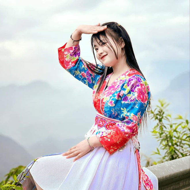 Hiện tại, Mua Thị Dua vẫn theo đuổi công việc sáng tạo nội dung. Cô nàng thường xuyên quay video nhảy nhót theo những điệu nhạc “hot trend”, chia sẻ trên Facebook và TikTok. Gu ăn mặc có phần quá gợi cảm so với lứa tuổi 16 của “cô bé vùng cao” vẫn gây nhiều tranh cãi.