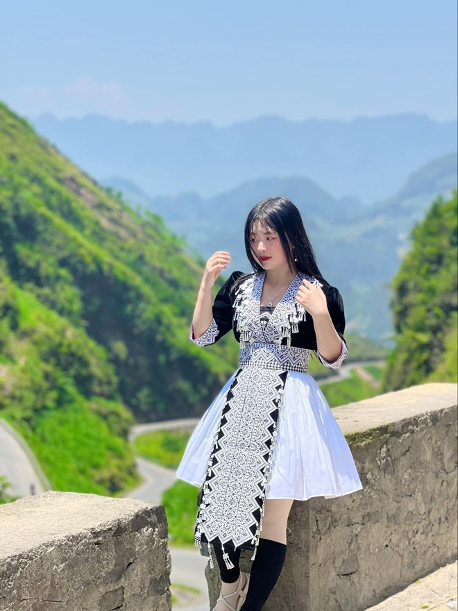 Năm 2022, Mua Thị Dua được mời về làm mẫu độc quyền cho một nhãn hàng ở Hà Nội. Kể từ đây, cái tên Phúng Phính cũng bắt đầu gắn với những thị phi.