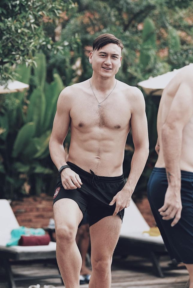 Sau ít phút đăng tải, bức ảnh khoe trọn body của thủ môn ĐTQG Việt Nam nhanh chóng nhận vô vàn lời khen từ các fan. Thậm chí, em chồng Tăng Thanh Hà cũng phải vào like ảnh và để lại bình luận khen ngợi.