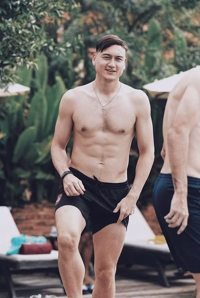 Sau ít phút đăng tải, bức ảnh khoe trọn body của thủ môn ĐTQG Việt Nam nhanh chóng nhận vô vàn lời khen từ các fan. Thậm chí, em chồng Tăng Thanh Hà cũng phải vào like ảnh và để lại bình luận khen ngợi.