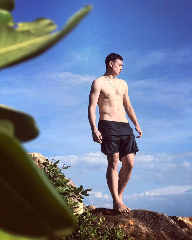 Trong ngày được trở lại bắt chính trong khung thành của Muangthong United, Đặng Văn Lâm đã thể hiện được giá trị của anh với hàng loạt pha cứu thua vô cùng xuất sắc, điển hình như pha bay người hết cỡ cản phá cú dứt điểm nguy hiểm.