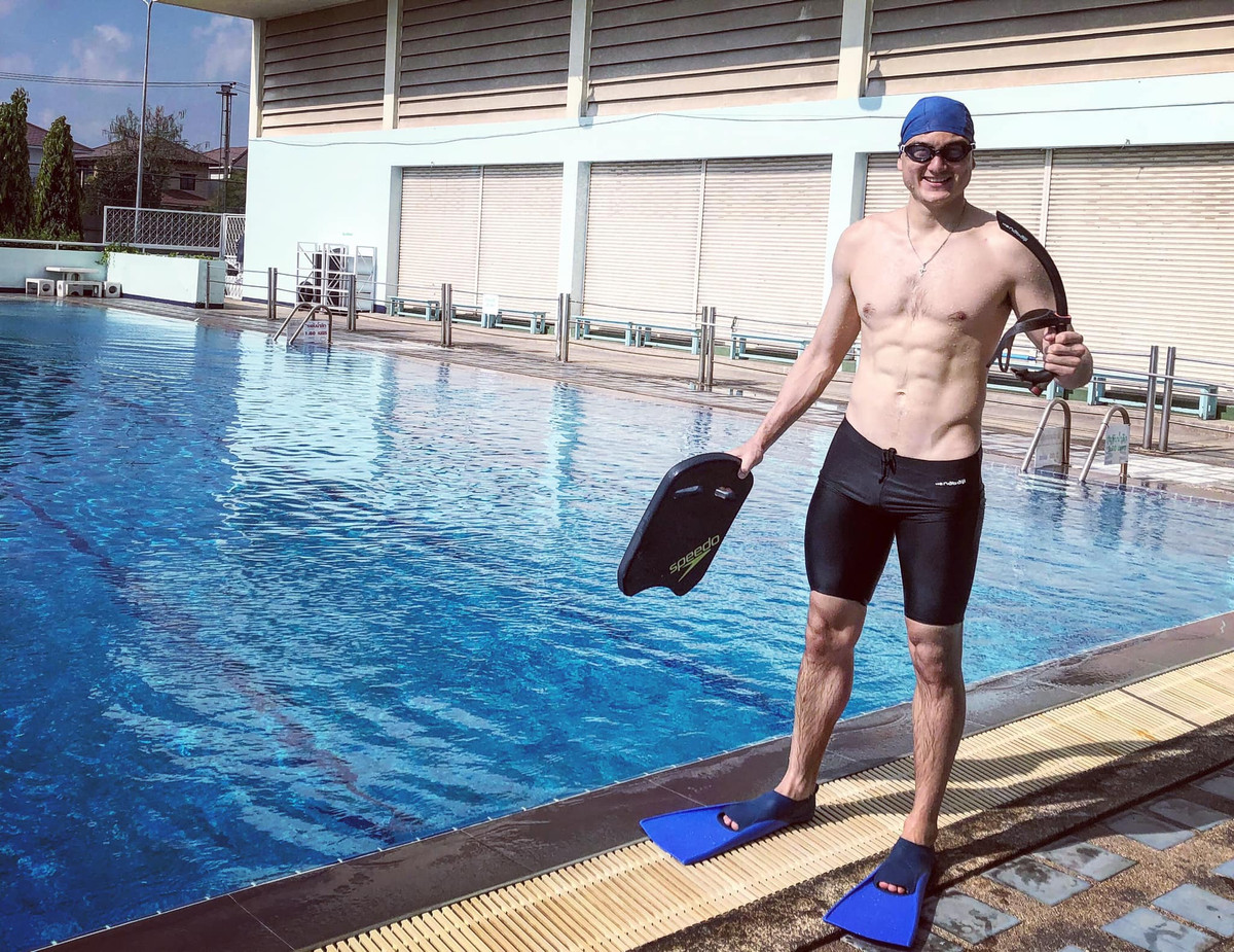 Ngoài việc ăn uống điều độ, Văn Lâm cũng thường xuyên tới phòng gym của CLB chủ quản là Muangthong United để tập luyện.