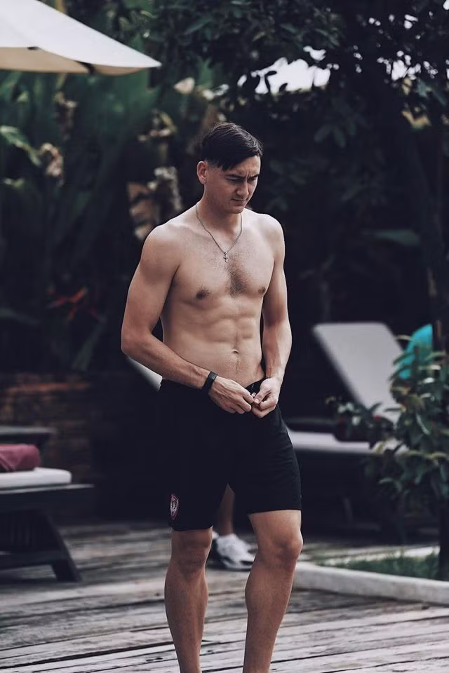 Mới đây trên trang cá nhân, Đặng Văn Lâm chia sẻ nhiều hình ảnh khoe trọn body 6 múi khiến hội chị em phải phấn khích.