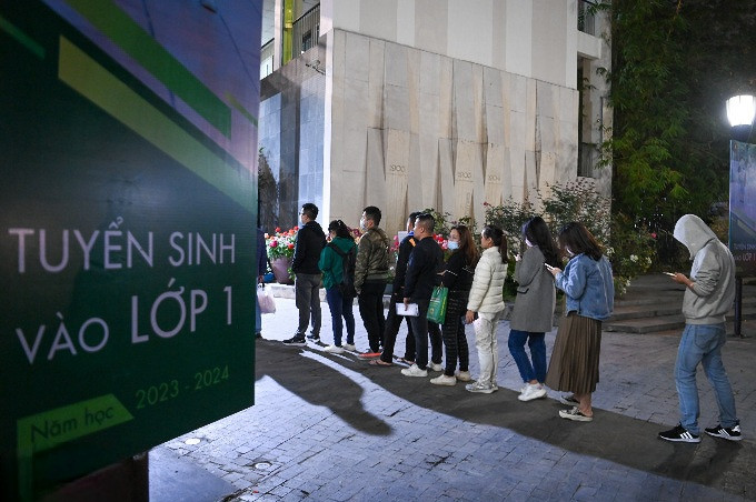 Hàng trăm phụ huynh trắng đêm xếp hàng mua hồ sơ vào lớp 1 cho con Hang tram phu huynh trang dem xep hang mua ho so vao lop 1 cho con