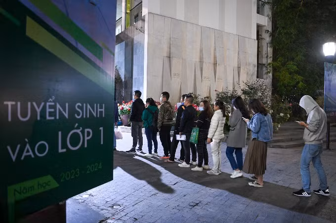 Hang tram phu huynh trang dem xep hang mua ho so vao lop 1 cho con