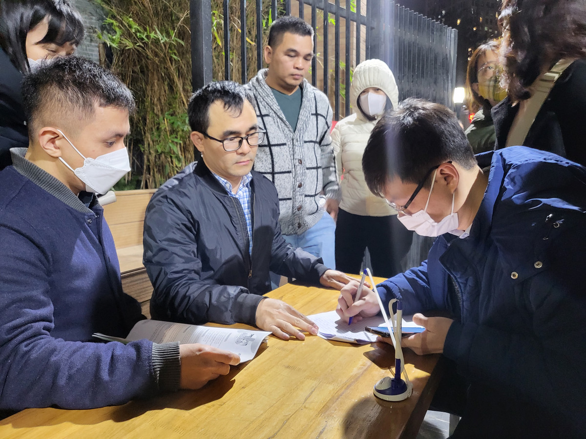 Hàng trăm phụ huynh trắng đêm xếp hàng mua hồ sơ vào lớp 1 cho con - Hình 3 Hang tram phu huynh trang dem xep hang mua ho so vao lop 1 cho con-Hinh-3