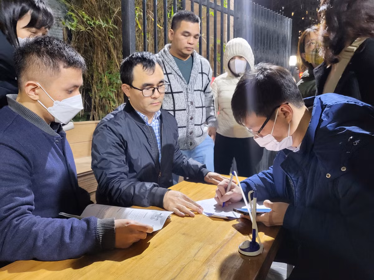 Hang tram phu huynh trang dem xep hang mua ho so vao lop 1 cho con-Hinh-3