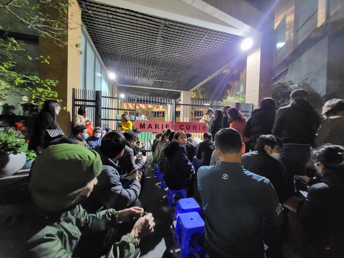 Hàng trăm phụ huynh trắng đêm xếp hàng mua hồ sơ vào lớp 1 cho con - Hình 2 Hang tram phu huynh trang dem xep hang mua ho so vao lop 1 cho con-Hinh-2