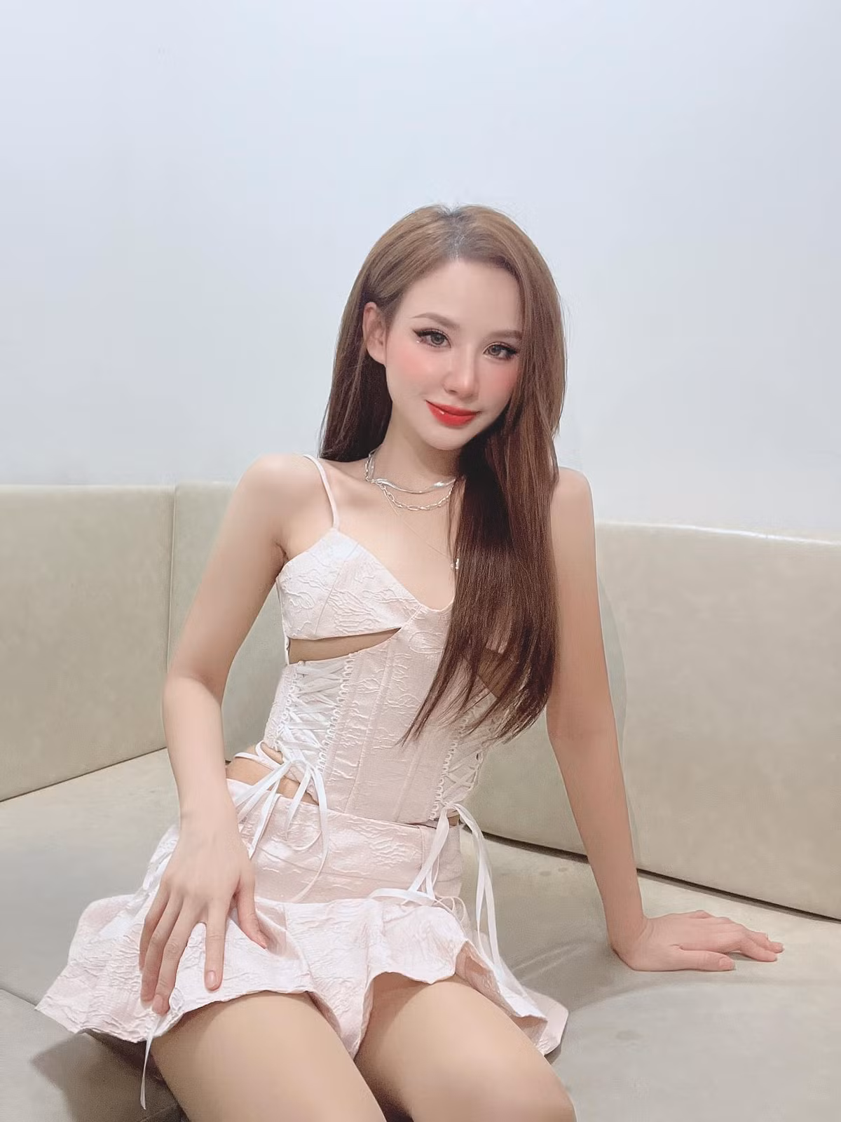 "Xinh xuất sắc chị ơi", "Quá đẹp luôn, cho xin bí quyết nào chị ơi", "Xinh như một thiên thần",... là những bình luận của dân mạng.