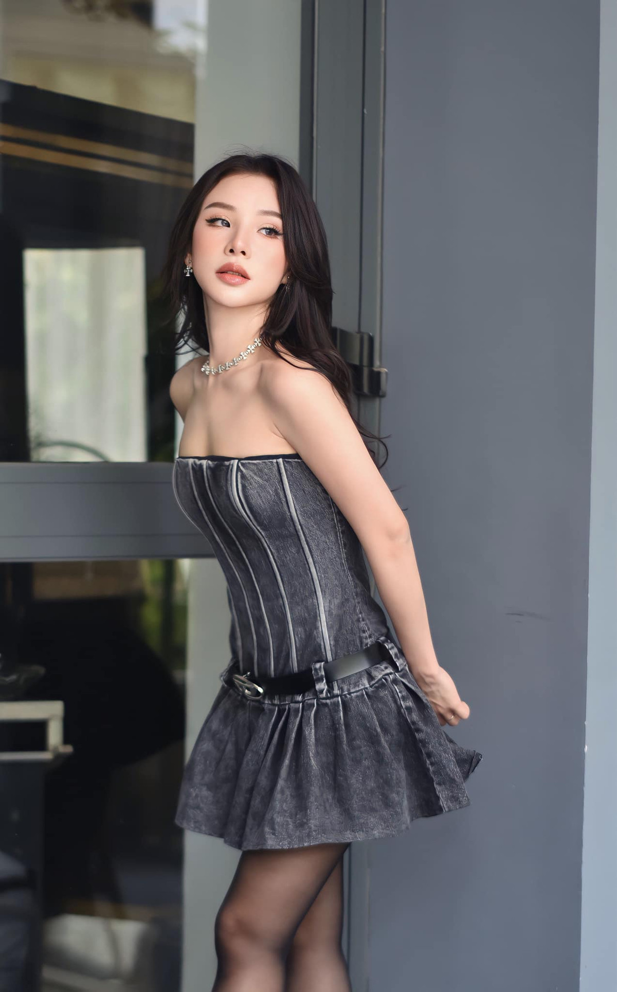 Yến Tatoo không chỉ được yêu mến bởi giọng hát nội lực, phong cách trình diễn thu hút mà gương mặt xinh như búp bê, làn da trắng cùng thân hình nuột nà cũng gây chú ý không kém.