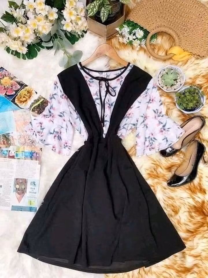 Bức ảnh hậu trường trên cho thấy mọi người mặc quần đùi, áo phông, đồ rộng rãi ở nhà để tiện di chuyển, lấy các góc máy sao cho đẹp. Thậm chí có chị còn vừa bế con vừa chỉnh váy vóc, quần áo, vật dụng trang trí và căn góc chụp, chỉnh ảnh cực kì sành điệu.