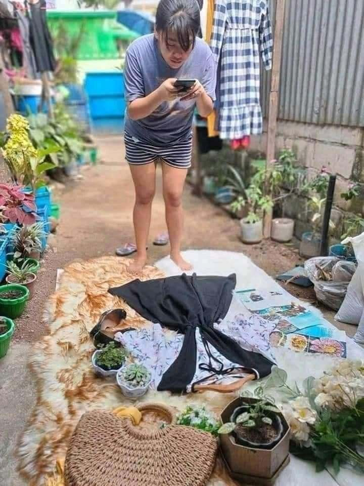 Mới đây, cộng đồng mạng đã chia sẻ loạt ảnh hậu trường của chị em bán hàng online khiến ai cũng “cười ngất”. Cụ thể sau ống kính, để thuận tiện công việc, chị em chẳng trau chuốt bản thân về ăn mặc hay trang điểm.