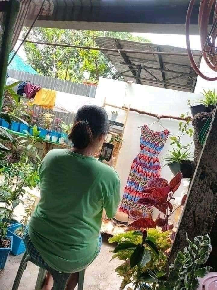 Mọi người nhận định, các chị em đã làm rất tốt, trông hậu trường có vẻ ngổn ngang nhưng thành phẩm tạo ra lại khá chuyên nghiệp, trông chẳng kém những bức ảnh thực hiện bởi 1 đội ngũ ê kíp.