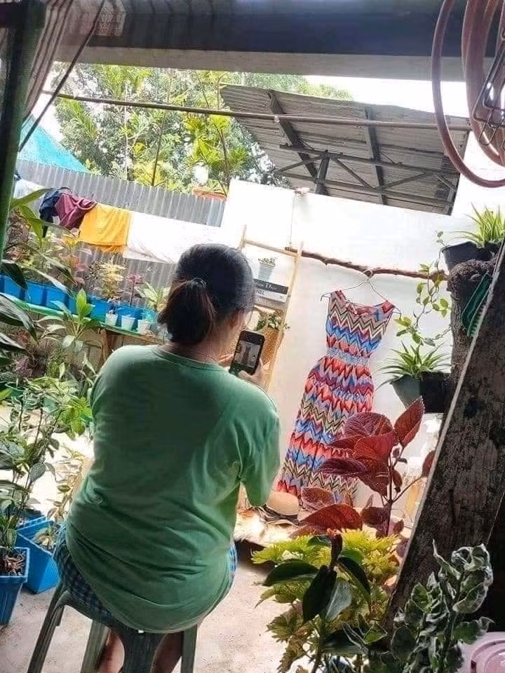 Mọi người nhận định, các chị em đã làm rất tốt, trông hậu trường có vẻ ngổn ngang nhưng thành phẩm tạo ra lại khá chuyên nghiệp, trông chẳng kém những bức ảnh thực hiện bởi 1 đội ngũ ê kíp.