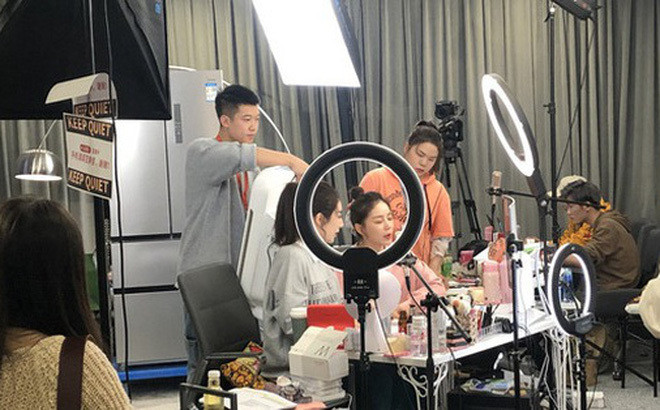 Trong thời buổi dịch việc bán hàng online lên ngôi và lấn lướt hơn so với thị phần buôn bán truyền thống.