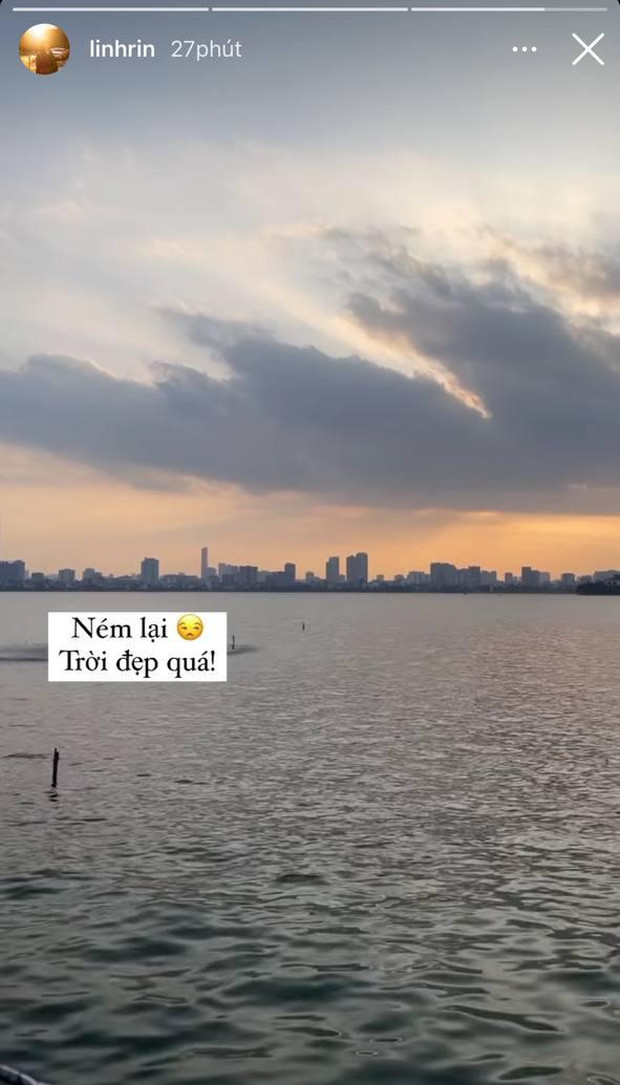 Cụ thể Linh Rin đã up một story toàn tiếng Việt nhưng câu cú chẳng mấy liên quan: "Ném lại *icon mặt cười khẩy* Trời đẹp quá!". Kèm theo đó, cô nàng đăng ảnh hoàng hôn lãng mạn ở hồ Tây.