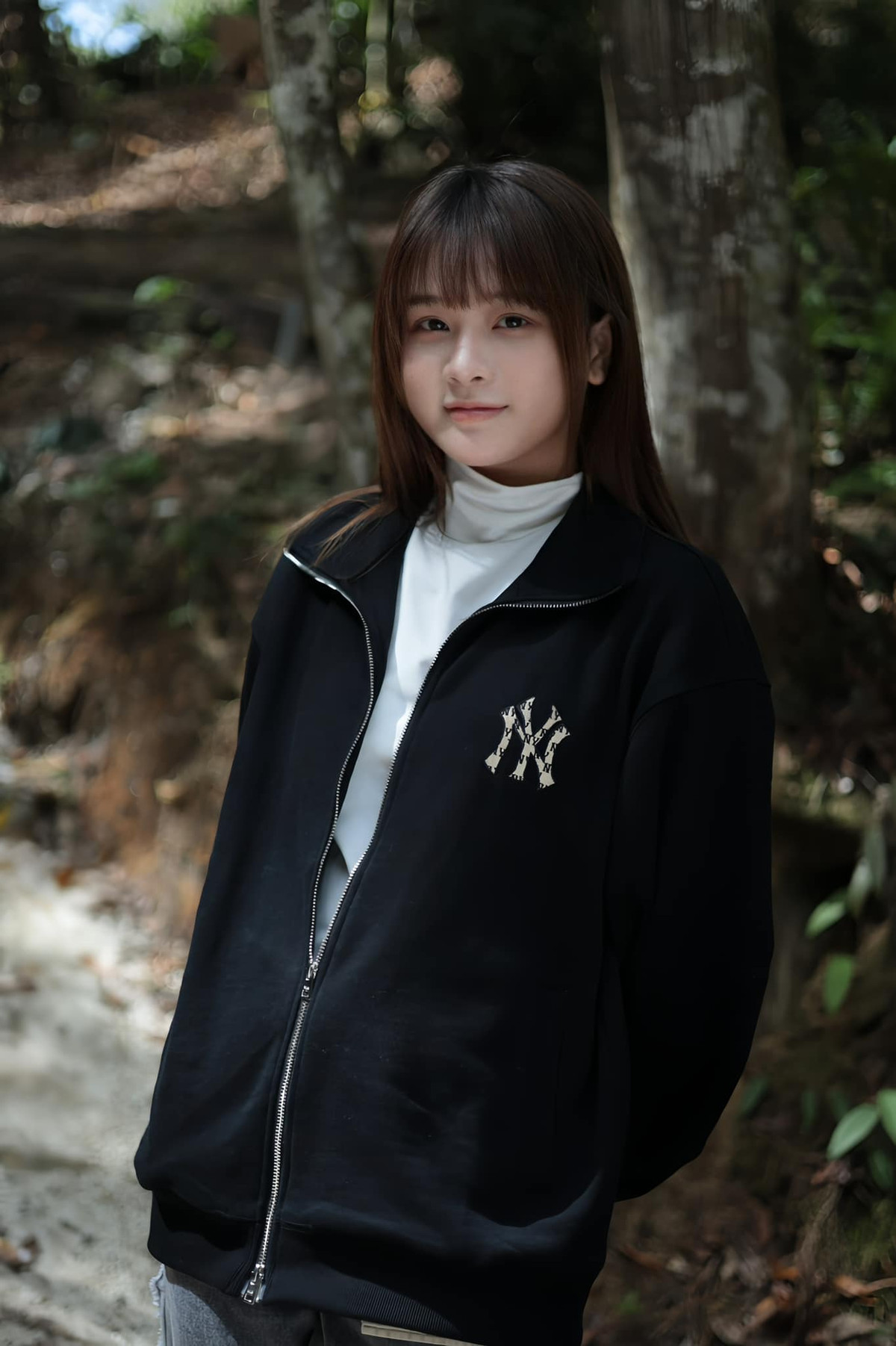 Lyly rất thích ca hát, Lyly tranh thủ hát trên facebook, chơi game và hát cho mọi người nghe. Điều bất ngờ là giọng hát của người đẹp được rất nhiều người khen ngợi và ủng hộ.