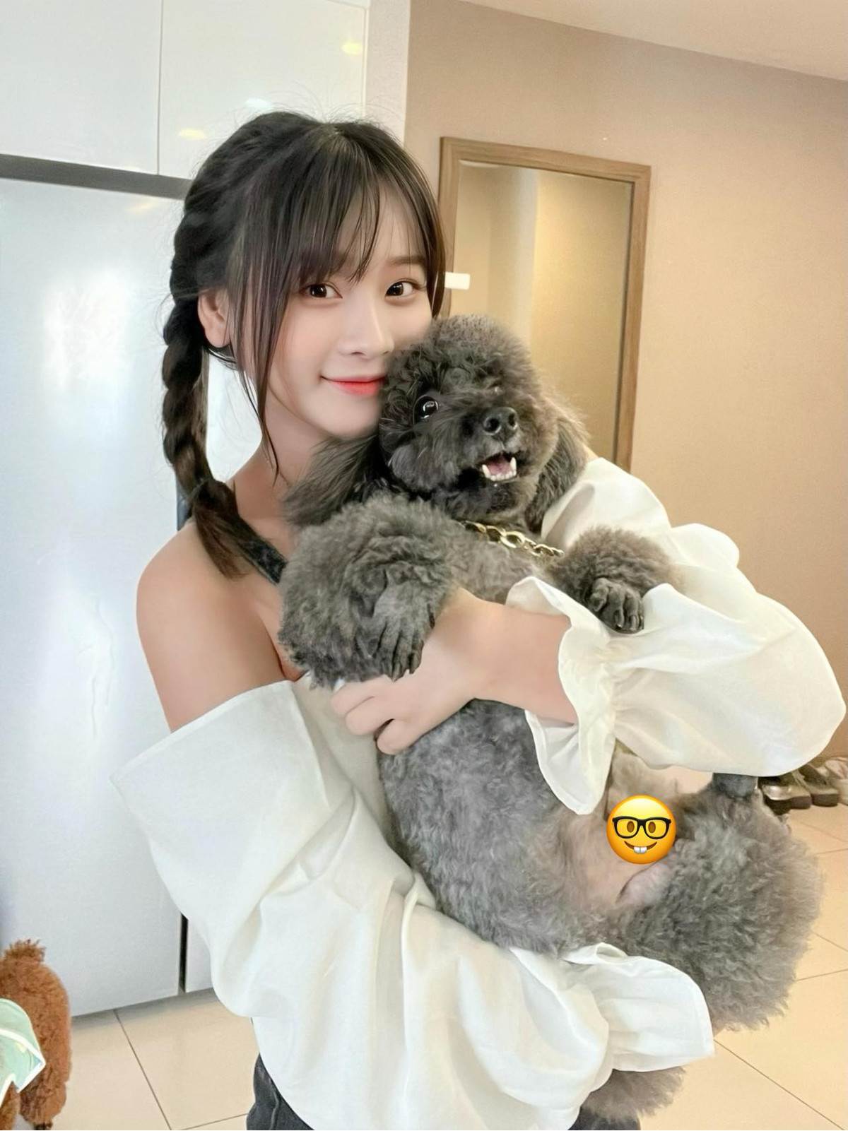 Vào năm 2021 vừa qua, nữ streamer cũng đã gây sốt với cộng đồng mạng khi gia nhập trong đội ngũ bình luận của AIC 2021. Cô nàng đã nhanh chóng trở thành tâm điểm chú ý của mọi người với vẻ ngoài cuốn hút cùng phong thái xử lý tình huống vô cùng khéo léo, thông minh.