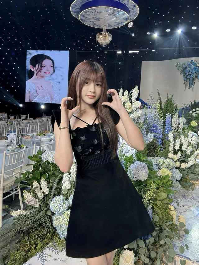 Cái tên được nhắc đến trong dàn phù dâu của Quang Hải và Chu Thanh Huyền đó chính là Lyly Sury - cựu MC của Liên Quân Mobile và cũng là nữ streamer xinh đẹp của tựa game này.