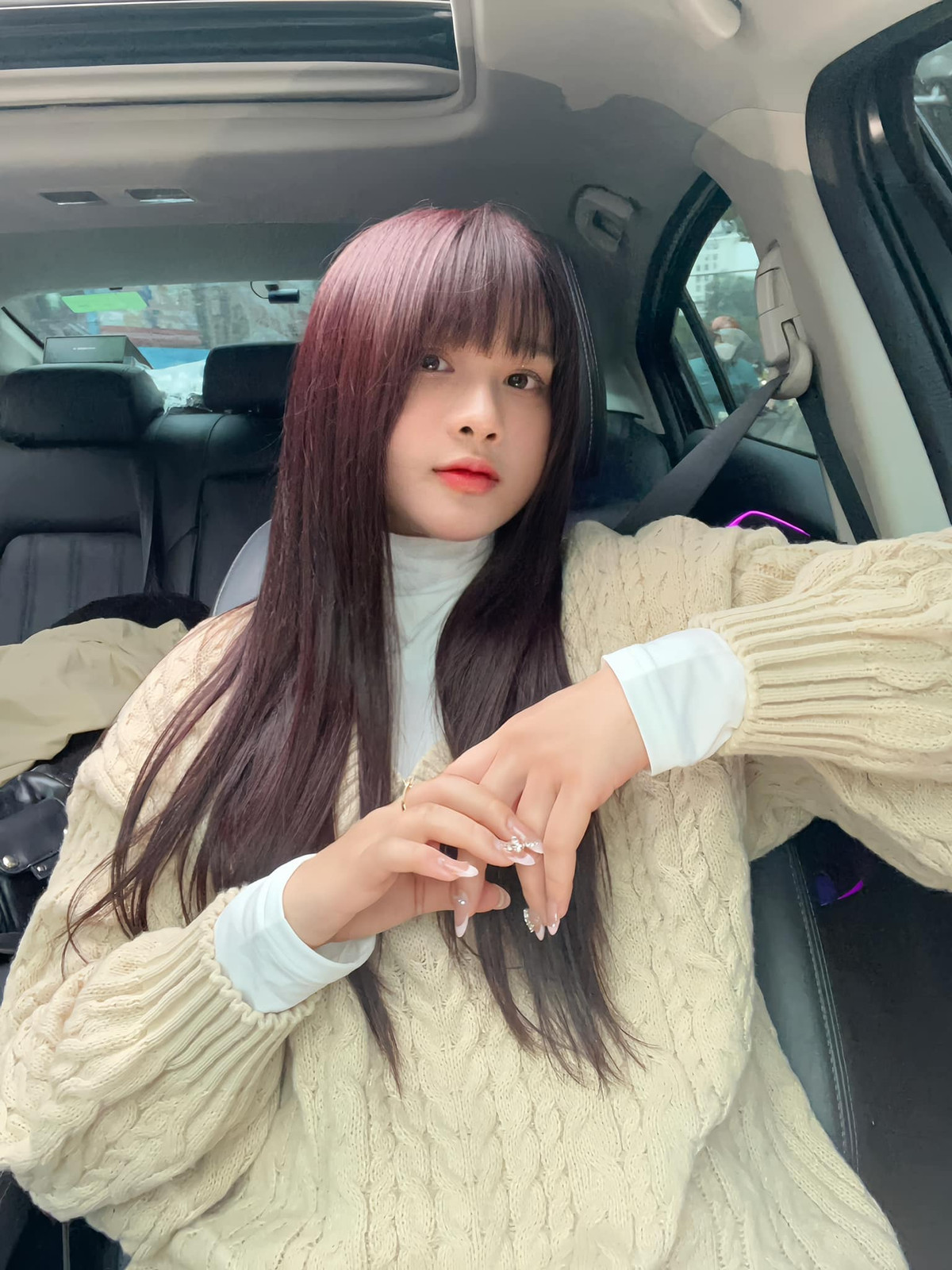 Người đẹp thu hút sự chú ý của khán giả không chỉ bởi vẻ đẹp quyến rũ mà còn bởi kỹ năng chơi game xuất sắc.