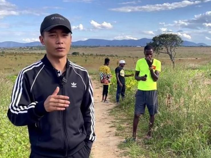 Nam YouTuber cho biết tất cả lợi nhuận sẽ được dùng làm từ thiện, khoan giếng, xây nhà tình thương, sửa trường, giúp người dân châu Phi.