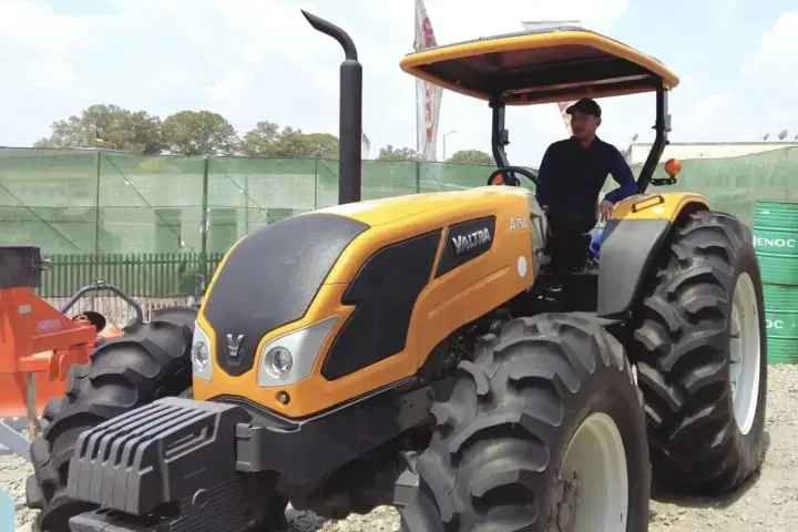 Tuy nhiên, thể hiện rõ là người nhạy bén, Quang Linh nhanh chóng mở shop quần áo trên các sàn thương mại điện tử. Chàng trai trẻ cũng từng cho biết thương hiệu thời trang do mình sáng lập sắp có mặt tại nhiều quốc gia như Nhật Bản, Hàn Quốc và Đài Loan.