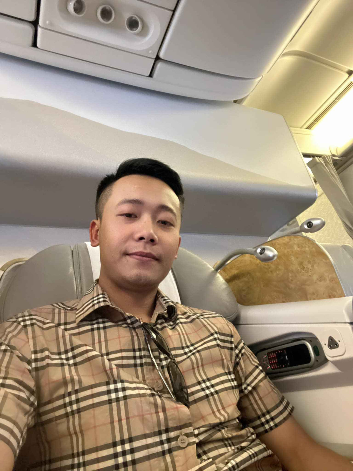 Quang Linhđược yêu mến nhờ cuộc sống giản dị, nhiệt thành, giàu lòng nhân ái vì cộng đồng.