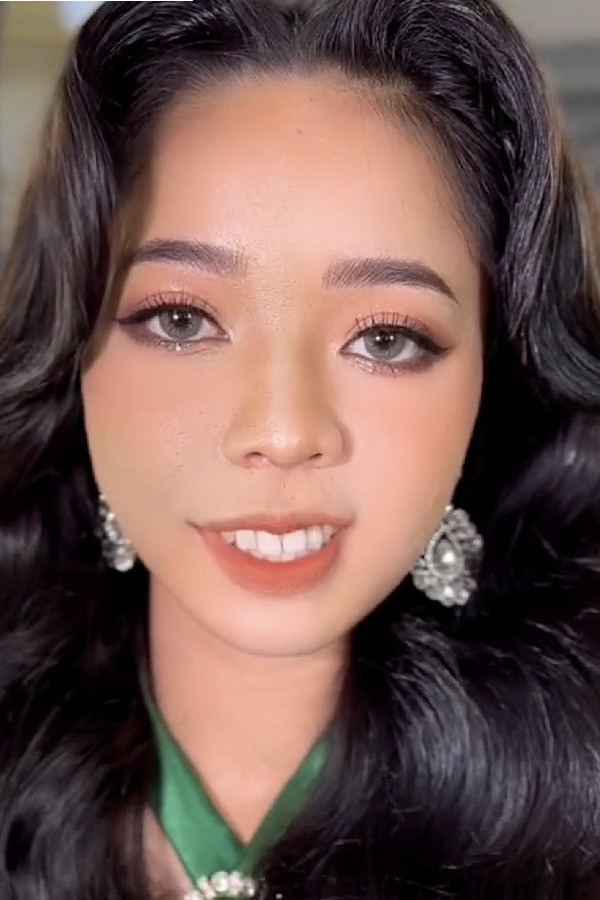 Và dưới bàn tay tài hoa của người thợ trang điểm, cô gái thực sự như đã thay đổi rất nhiều. Càng đặc biệt hơn khi người thợ cũng khéo léo giữ lại những nét riêng, nhấn nhá để khuôn mặt được nổi bật nhất. Cô gái sau khi nhìn ngắm hình ảnh này của bản thân cũng thực sự tự tin hơn rất nhiều khi tạo dáng trước gương.