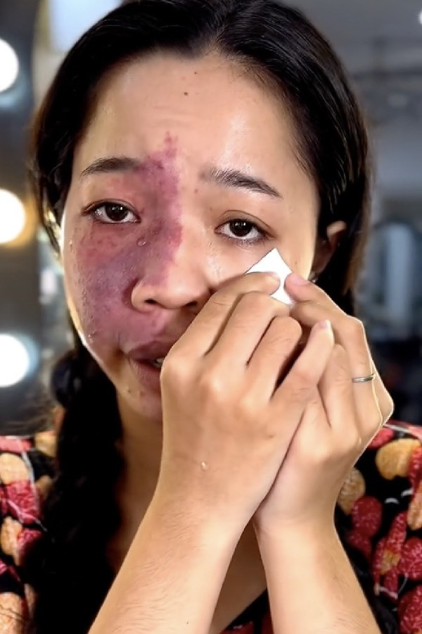 Dù vậy, bất cứ cô gái nào cũng muốn mình trở nên xinh đẹp nên cô gái đã tìm đến người thợ make up để biến hoá bản thân.