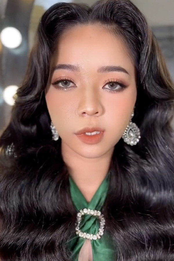 Với mong muốn giúp cô gái được toả sáng, người trang điểm vẫn xử lý khá tốt lớp nền, phủ phấn, kẻ lông mày, đánh phấn mắt, tô son, tạo khối kỹ lưỡng che đi một bên bớt đỏ.