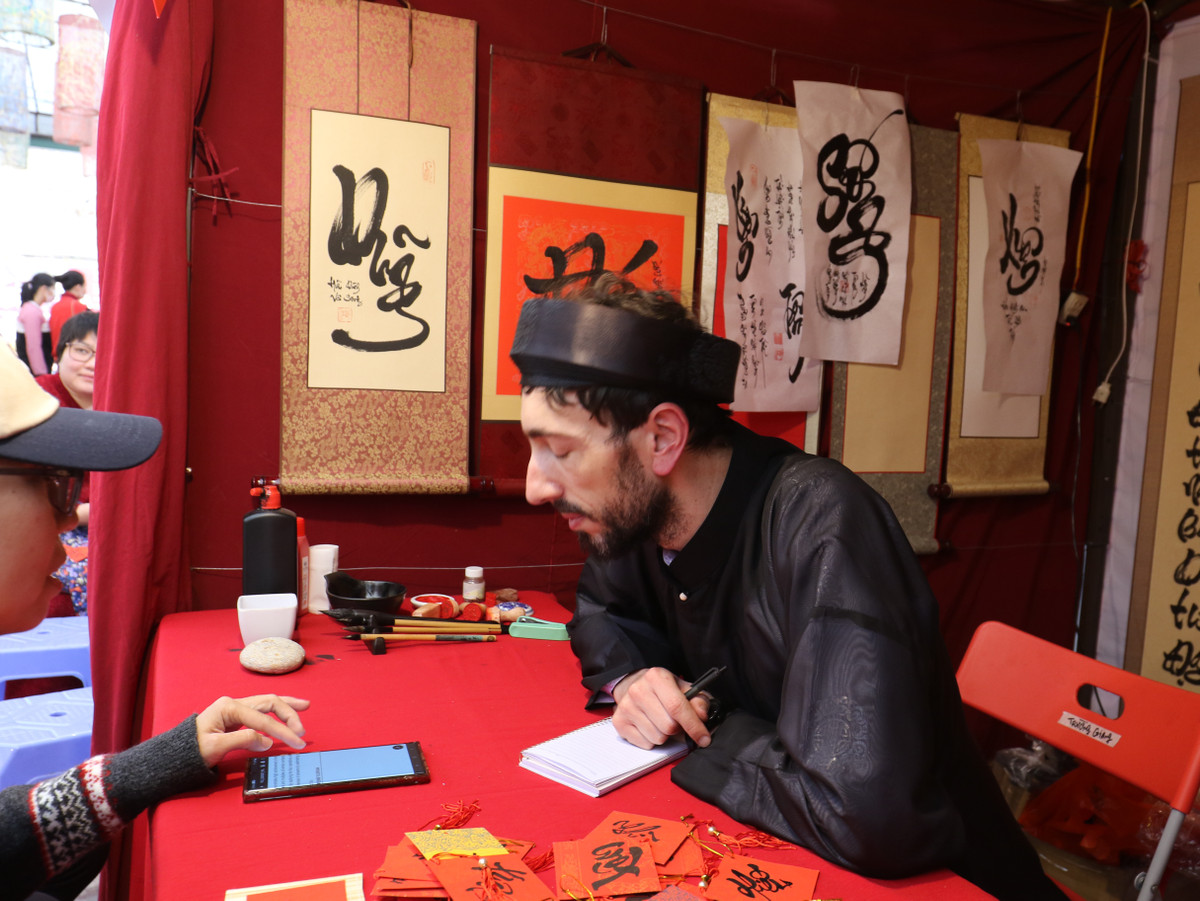 Năm 2006, khi kết hôn với người vợ Việt Kiều, Jean Sébastien có cơ hội đến Hà Nội. Lần đầu đến Việt Nam, cặp vợ chồng bị ấn tượng bởi nụ cười, sự thân thiện của người dân.