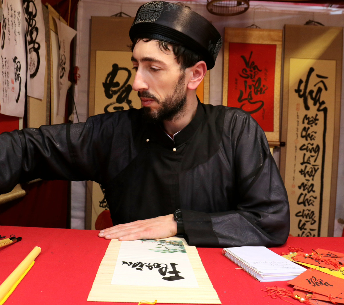 Theo tìm hiểu của PV, "ông đồ Tây" này có tên Jean Sébastien (tên tiếng Việt là Trường Giang) đến từ Pháp.