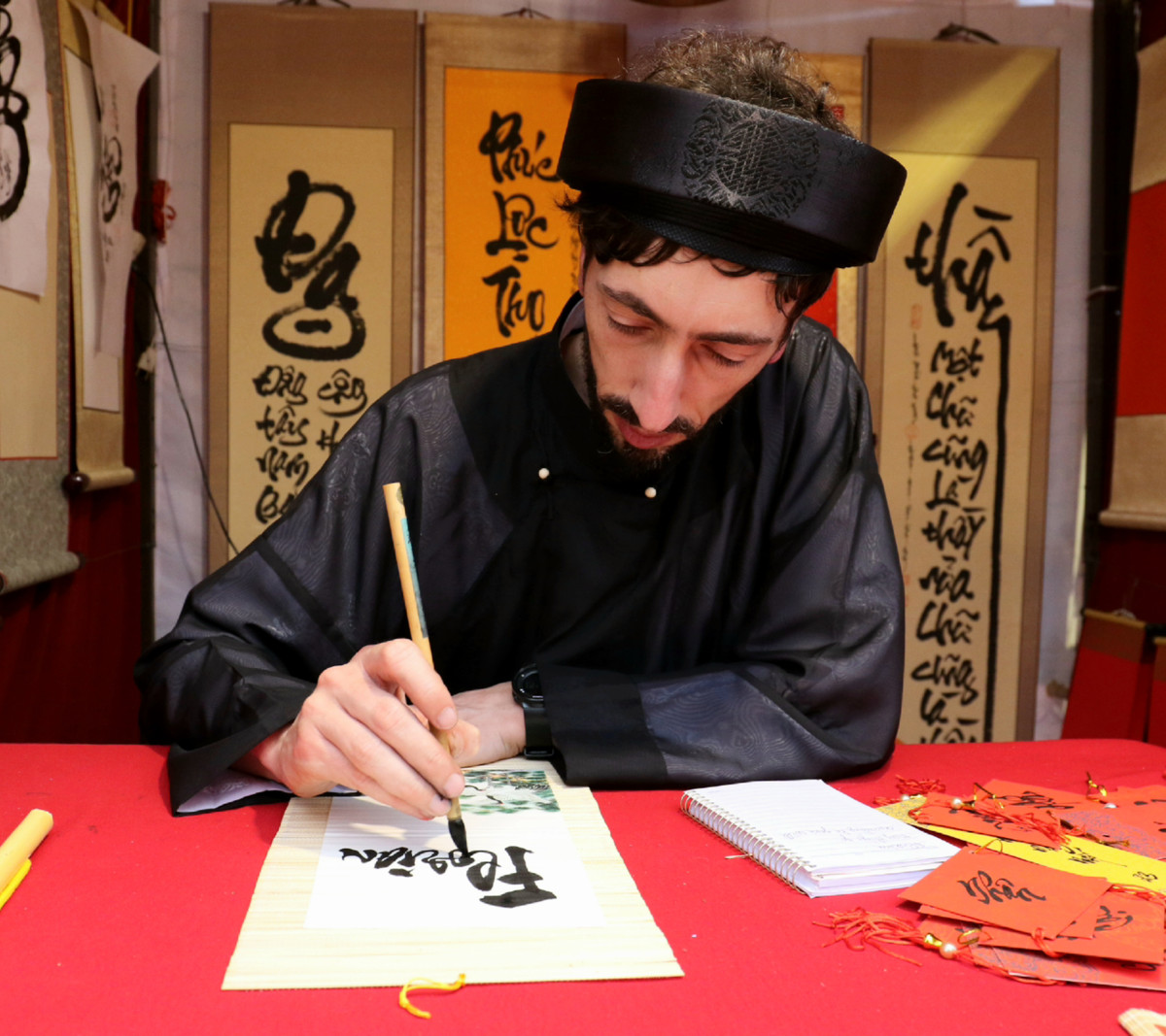 Chia sẻ với PV, Jean Sébastien đã có 7 năm học thư pháp Việt. Trong đó, "ông đồ Tây" này có 4 lần tham gia các hội tranh triển lãm chữ thư pháp.