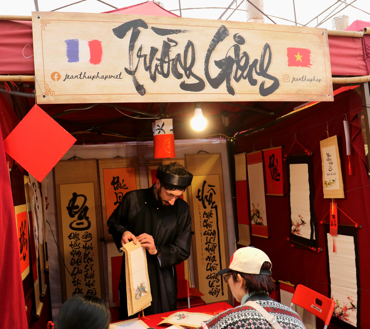 Về nước, hình ảnh Việt Nam cứ quẩn quanh trong đầu. Từ đó, năm nào Jean Sébastien cũng sang Việt Nam. Ngoài đi chơi, anh cũng đăng ký tham gia các lớp dạy đông y ngắn ngày tại Đại học Y Hà Nội để nâng cao tay nghề, bổ trợ cho việc chữa trị cho các bệnh nhân bị xương khớp ở Pháp.