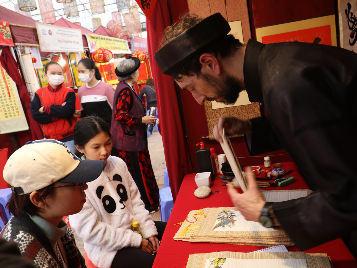 Trước khi đến Việt Nam, Jean Sébastien Grill là nhân viên thiết kế đồ họa nhưng học thêm y học cổ truyền của Việt Nam như châm cứu, xoa bóp bấm huyệt.