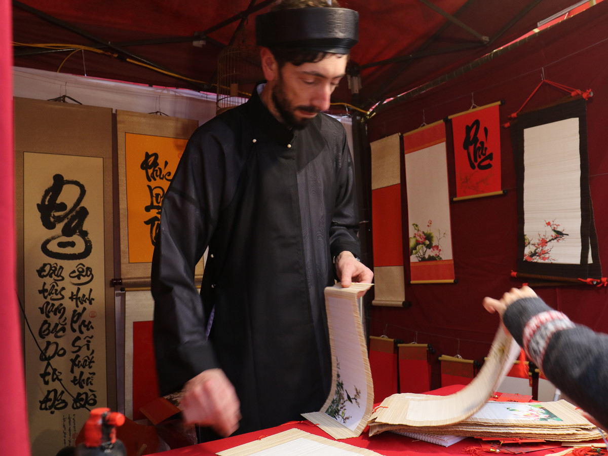 Để chuẩn bị cho hội chữ xuân năm nay, Jean Sébastien từ Pháp sang Việt Nam từ đầu tháng 1. Anh dự định ở lại một tháng để tham gia hoạt động cho chữ từ ngày 15/1 đến hết ngày 26/1, mong muốn quảng bá văn hóa Việt Nam đến du khách châu Âu.