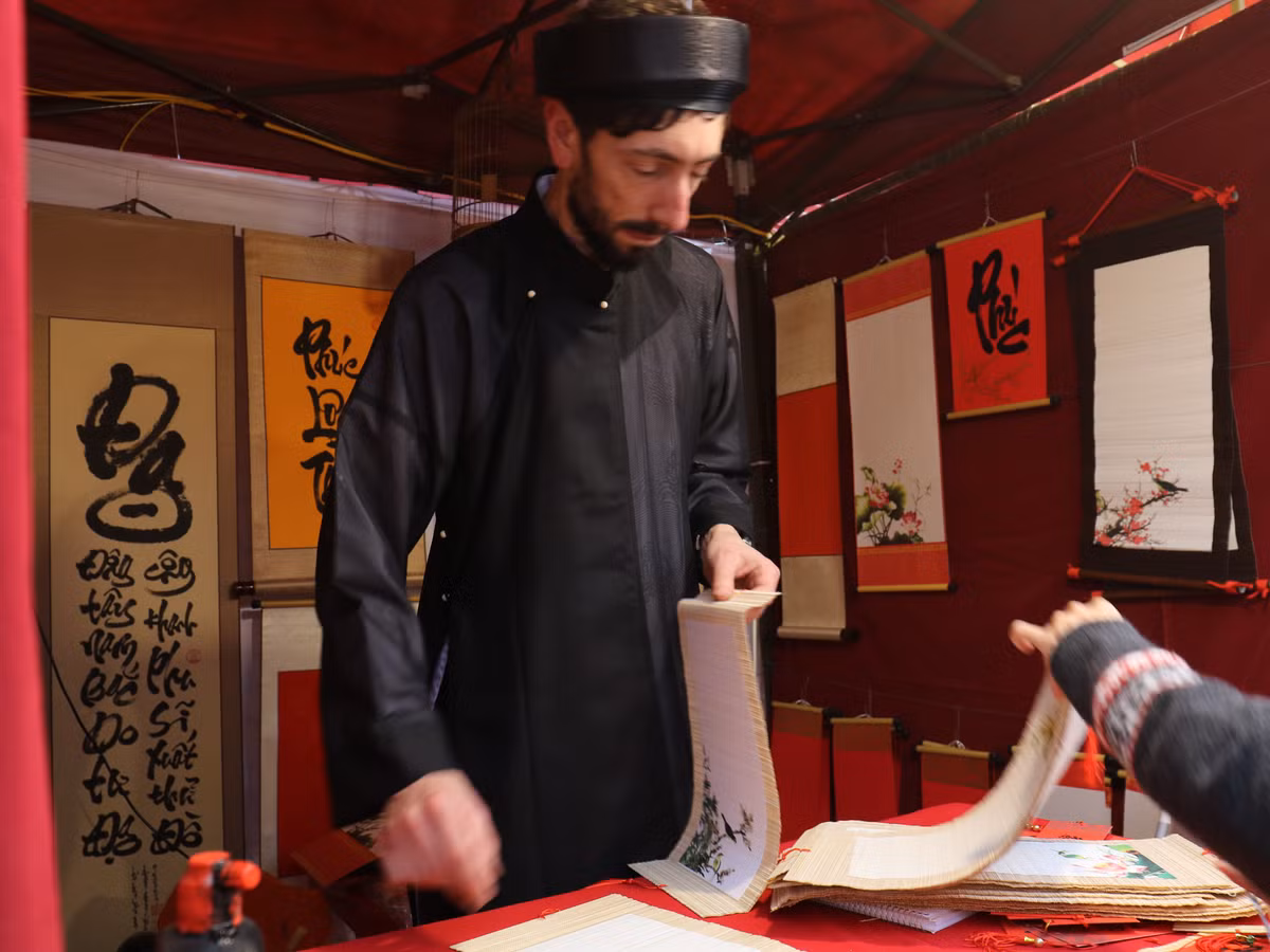 Để chuẩn bị cho hội chữ xuân năm nay, Jean Sébastien từ Pháp sang Việt Nam từ đầu tháng 1. Anh dự định ở lại một tháng để tham gia hoạt động cho chữ từ ngày 15/1 đến hết ngày 26/1, mong muốn quảng bá văn hóa Việt Nam đến du khách châu Âu.