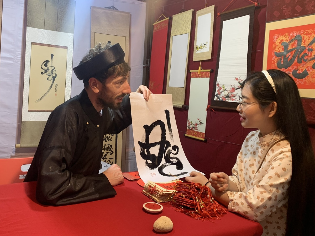 Trong không gian văn hóa Hội chữ Xuân Quý Mão được tổ chức tại Hồ Văn, nhiều vị khách có ấn tượng đặc biệt với ông đồ "Tây mũi lõ" với áo the, khăn ngồi "thi triển" những nét chữ thư pháp vô cùng điêu luyện.