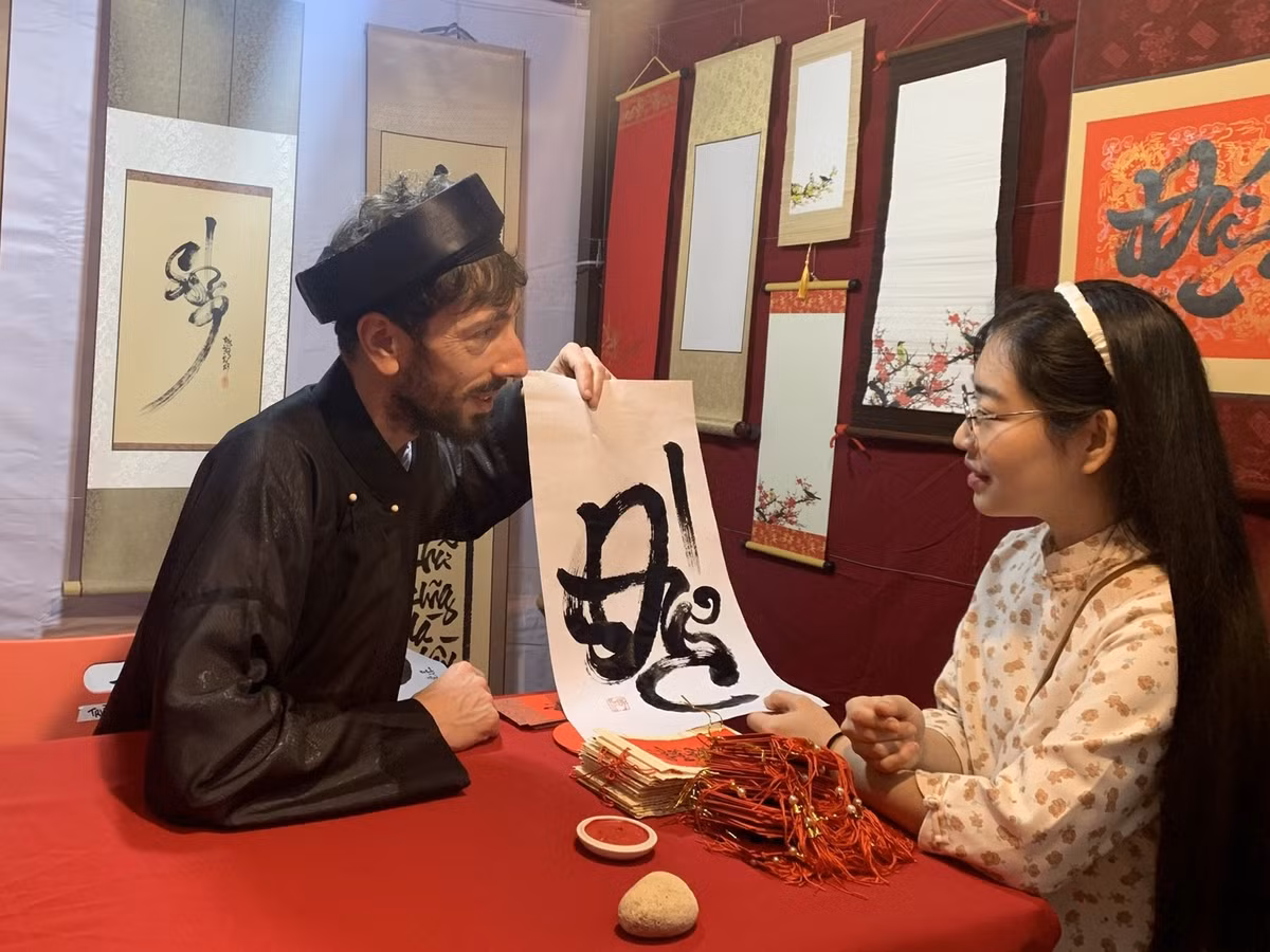 Trong không gian văn hóa Hội chữ Xuân Quý Mão được tổ chức tại Hồ Văn, nhiều vị khách có ấn tượng đặc biệt với ông đồ "Tây mũi lõ" với áo the, khăn ngồi "thi triển" những nét chữ thư pháp vô cùng điêu luyện.