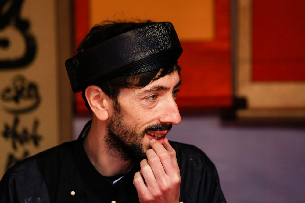 Năm 2015, Jean Sébastien cùng vợ và hai con (một trai, một gái) quyết định chuyển hẳn đến Việt Nam sinh sống. Bên cạnh công việc chính là thiết kế đồ họa cho một đơn vị thời trang Việt, anh biết đến nghệ thuật thư pháp sau khi được người bạn Hàn Quốc giới thiệu. Hứng thú với bộ môn mới, "ông đồ Tây" này xin theo học hai người thầy dạy chữ thư pháp có tiếng tại Hà Nội, để hiểu rõ hơn về cách viết, nghệ thuật thể hiện ngôn từ và sắp xếp trên giấy dó.