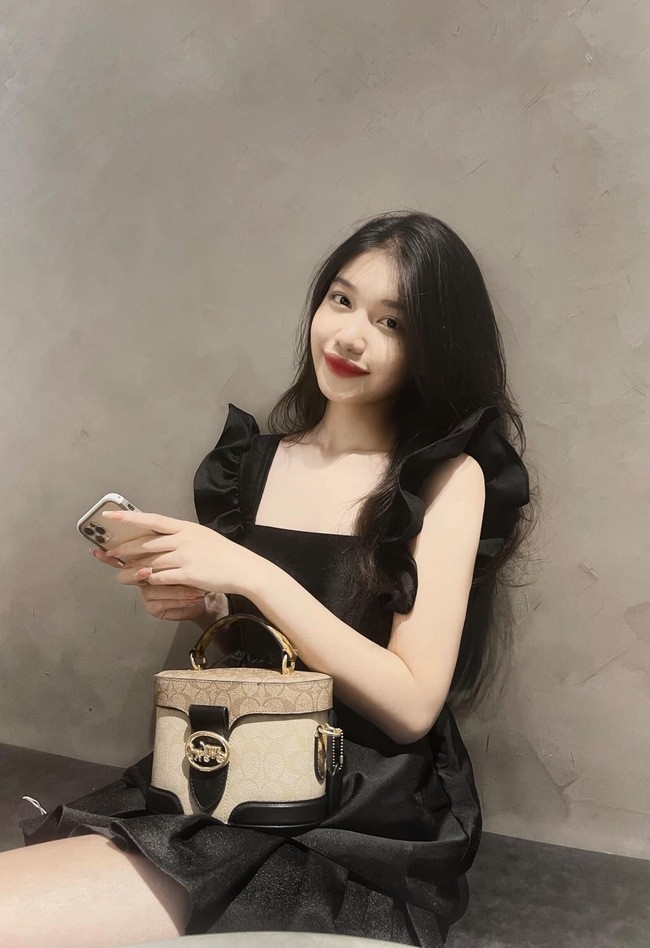 Chia sẻ về dự định và ước mơ trong tương lai, H Sharonny cho biết, cô mong muốn sẽ trở thành một doanh nhân thành đạt. Tuy bén duyên với nghề diễn, nhưng cô gái Êđê chỉ xem đó là duyên để trải nghiệm.