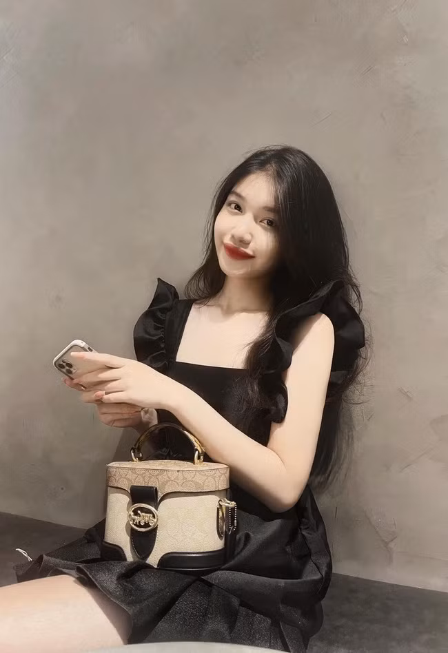 Chia sẻ về dự định và ước mơ trong tương lai, H Sharonny cho biết, cô mong muốn sẽ trở thành một doanh nhân thành đạt. Tuy bén duyên với nghề diễn, nhưng cô gái Êđê chỉ xem đó là duyên để trải nghiệm.