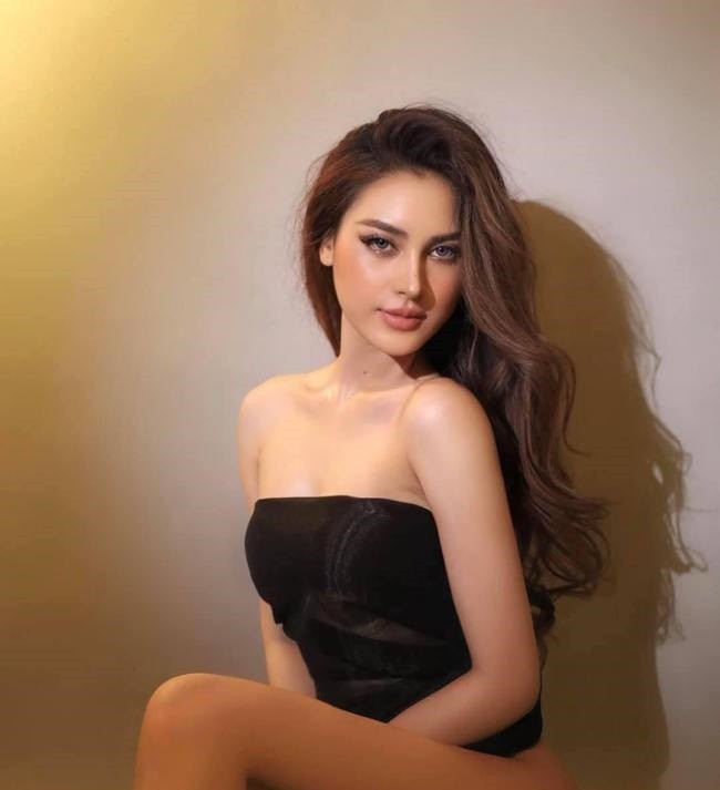 H Duyên mong muốn có cuộc sống không ồn ào. Thời gian gần đây, cư dân mạng thường xuyên truyền tay nhau nhiều đoạn video cô chú tâm luyện tập thanh nhạc.